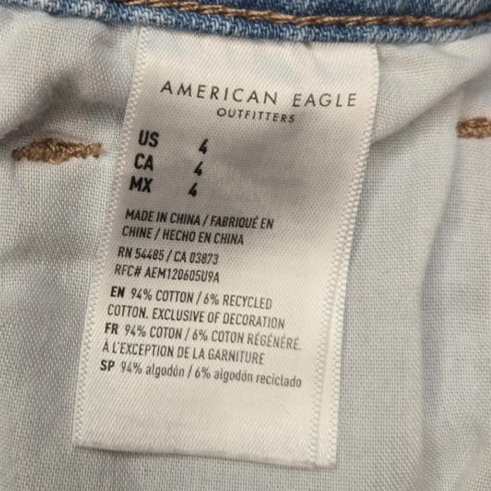 American Eagle Denim Mom Shorts Embroidered Light Wash Cutoff Flower Size 4‎